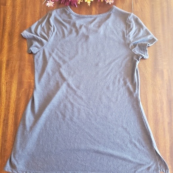 🔥4/$15🔥 Womens Small Grapic Print Mama Needs some Wine High low Tunic T-shirt - Picture 4 of 4